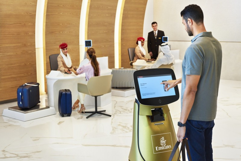 Emirates présente Sara, le robot qui pourra vérifier votre visa à l'aéroport