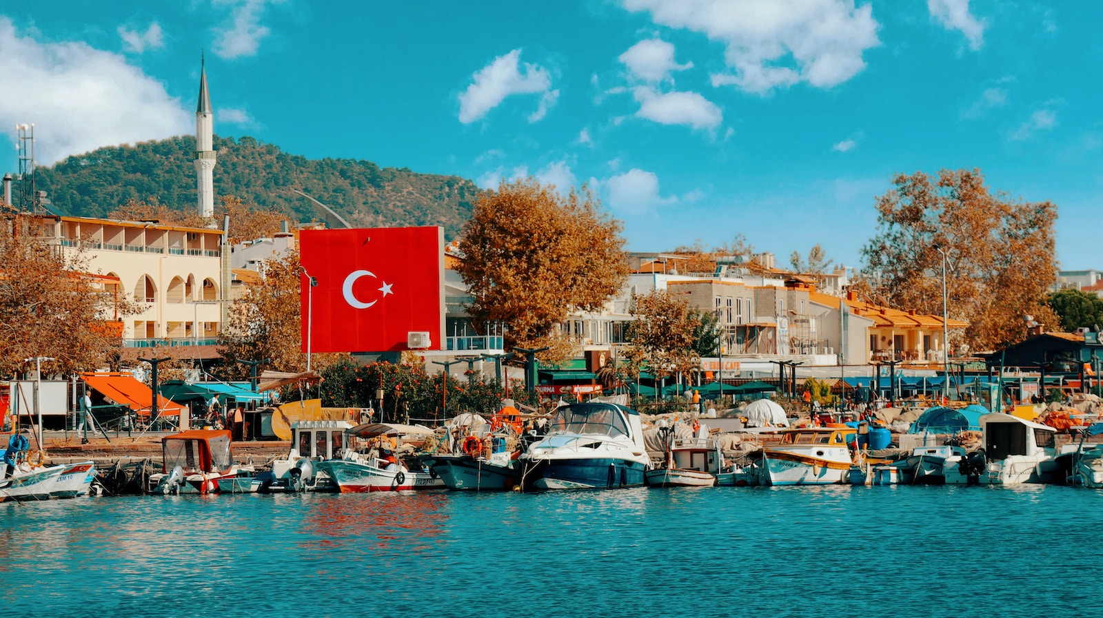 Drapeau de la Turquie pour fêter l'abolition des visas pour 6 nationalités