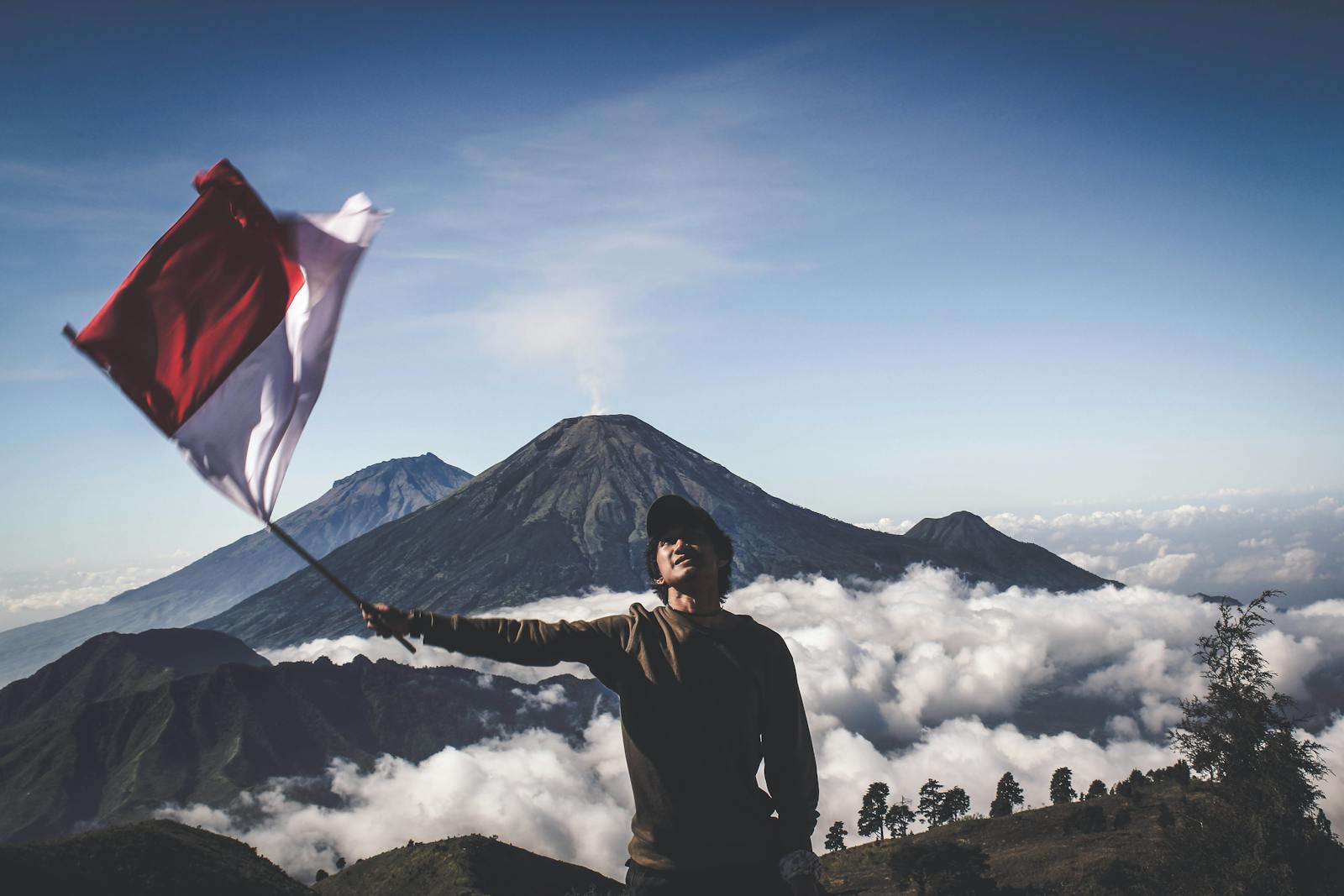 Drapeau de l'Indonésie agité en haut d'une montagne