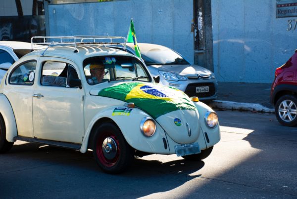 Voiture avec drapeau brésilien